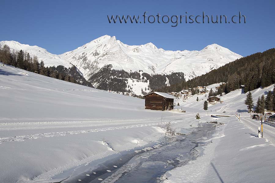 Schliessen von Dischmabach_gefroren.jpg