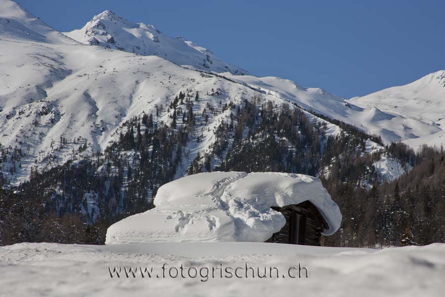 Schliessen von Huette_Schnee.jpg